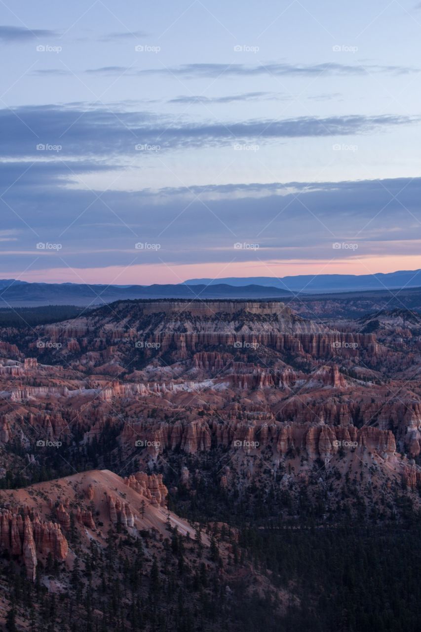 Sunrise over the bluffs if Bryce Canyon 