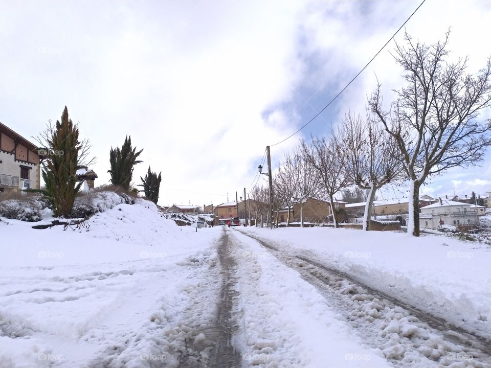 calle nevada de un pueblo