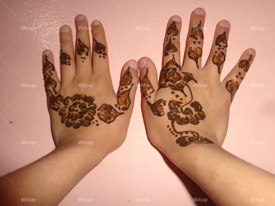 hands of kid decoration by henne