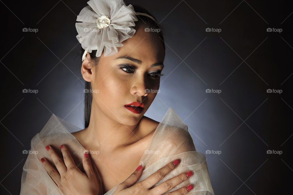 Young woman wearing hairband with grey background