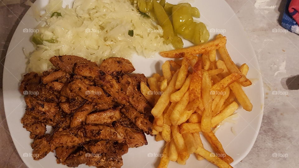 Gyros mit Pommes Krautsalat und Pepperoni