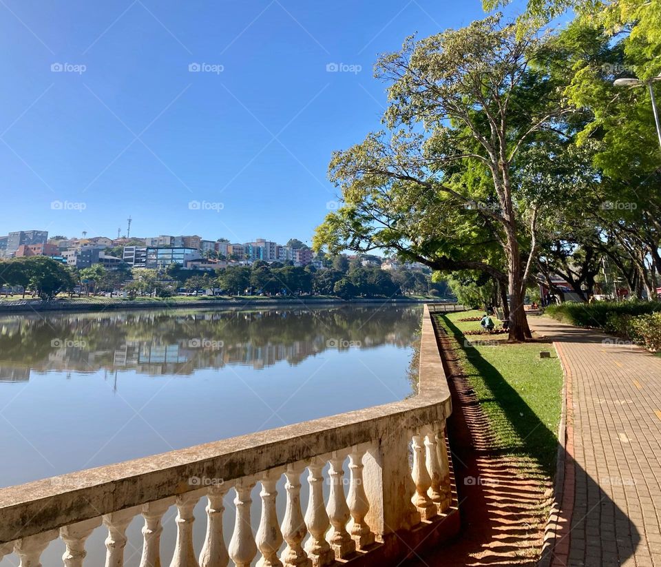 🇺🇸 Empty bike path on the edge of Lago do Taboão. Look what a blue sky we have here in the center of Bragança Paulista! / 🇧🇷 Ciclovia vazia à beira do Lago do Taboão. Olhe só que céu azul temos aqui no centro da cidade de Bragança Paulista!