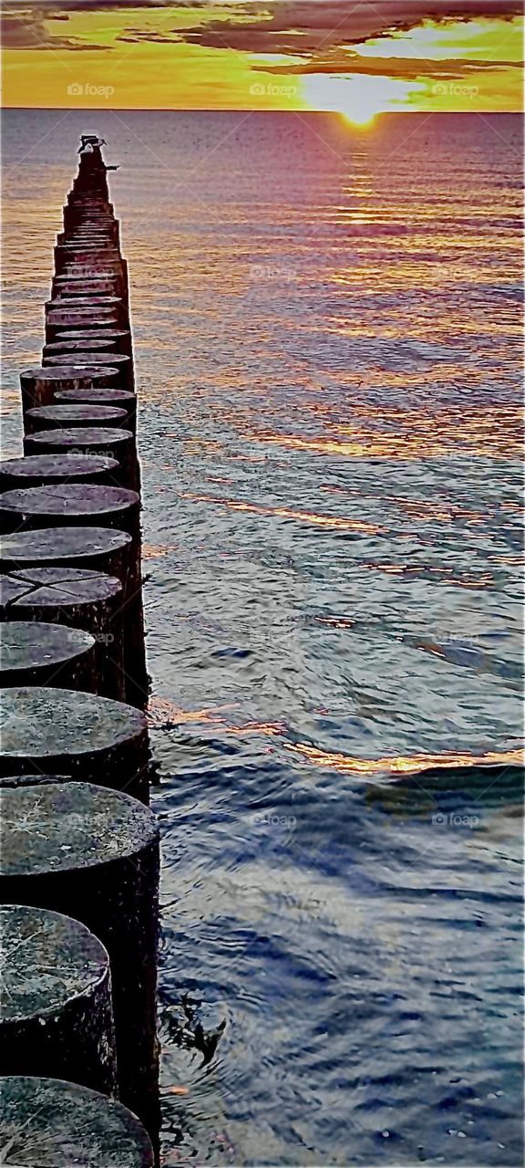 A sunset over the „E Sea“ in the „Baltics“, enclosed by „Scandinavia“ in the „North“, „Lituania“ & „Russia“ in the „N East“, „Denmark“ the German islands of „Rügen“ & others in the „N West“ & „Saxony“ in the „South“. 2022. Hypnotic Productions