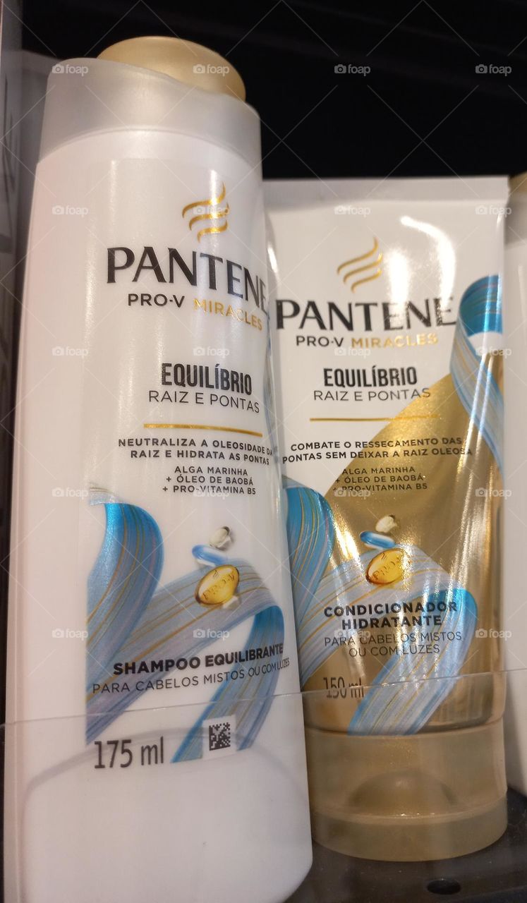 O par ideal para cuidar dos cabelos mistos ou com luzes. PANTENE PRO-V MIRACLES EQUILÍBRIO RAIZ E PONTAS, rico em nutrientes que hidrata, protegem os cabelos, contra danos causados por agentes externos. A PANTENE, promove a beleza dos seus cabelos