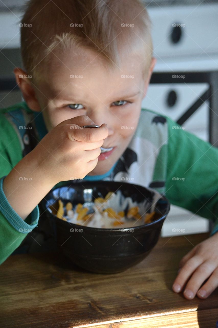 Boy eating breakfast