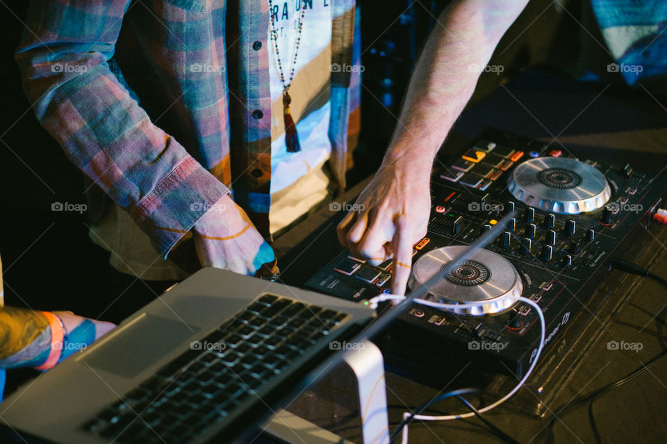 A helping hand never hurt anyone. 