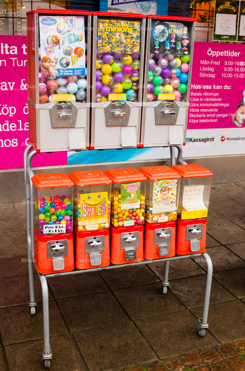 classic gumball machine that is rolled out in front of this betting station every day rain or shine or snow. can even imagine how stale the gum would be after standing outside for so long