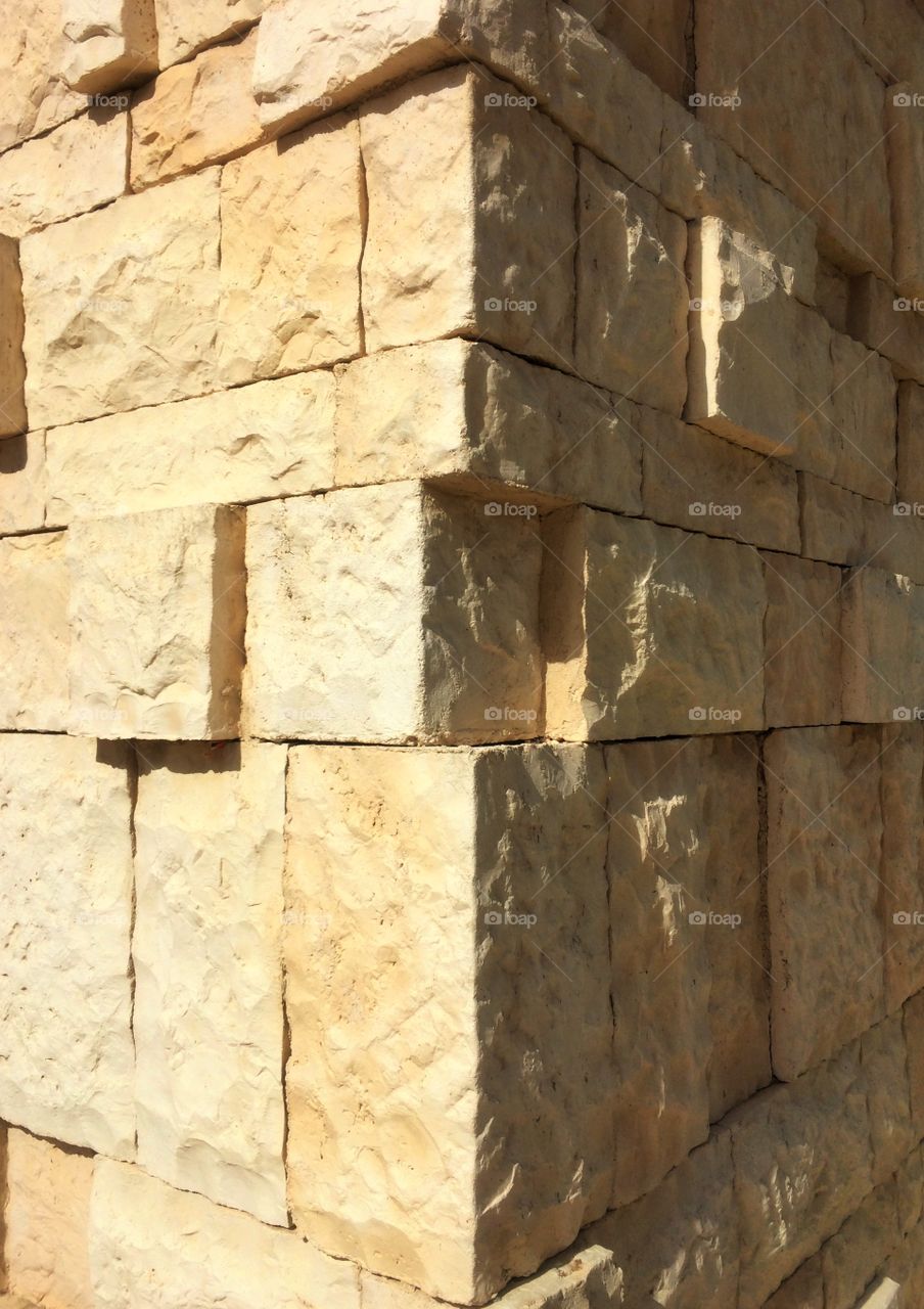 Simetría Imperfecta. 


Aligned stone blocks corner.