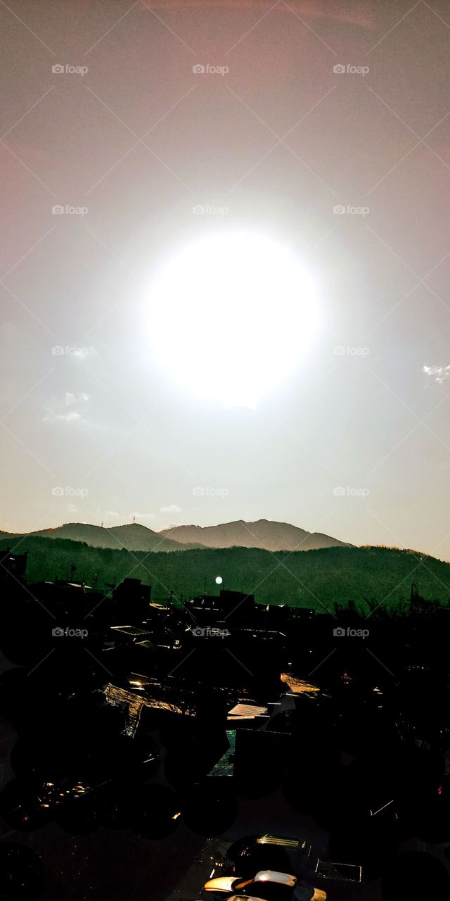 The bright sun shining so bright that lights the whole place in south korea.