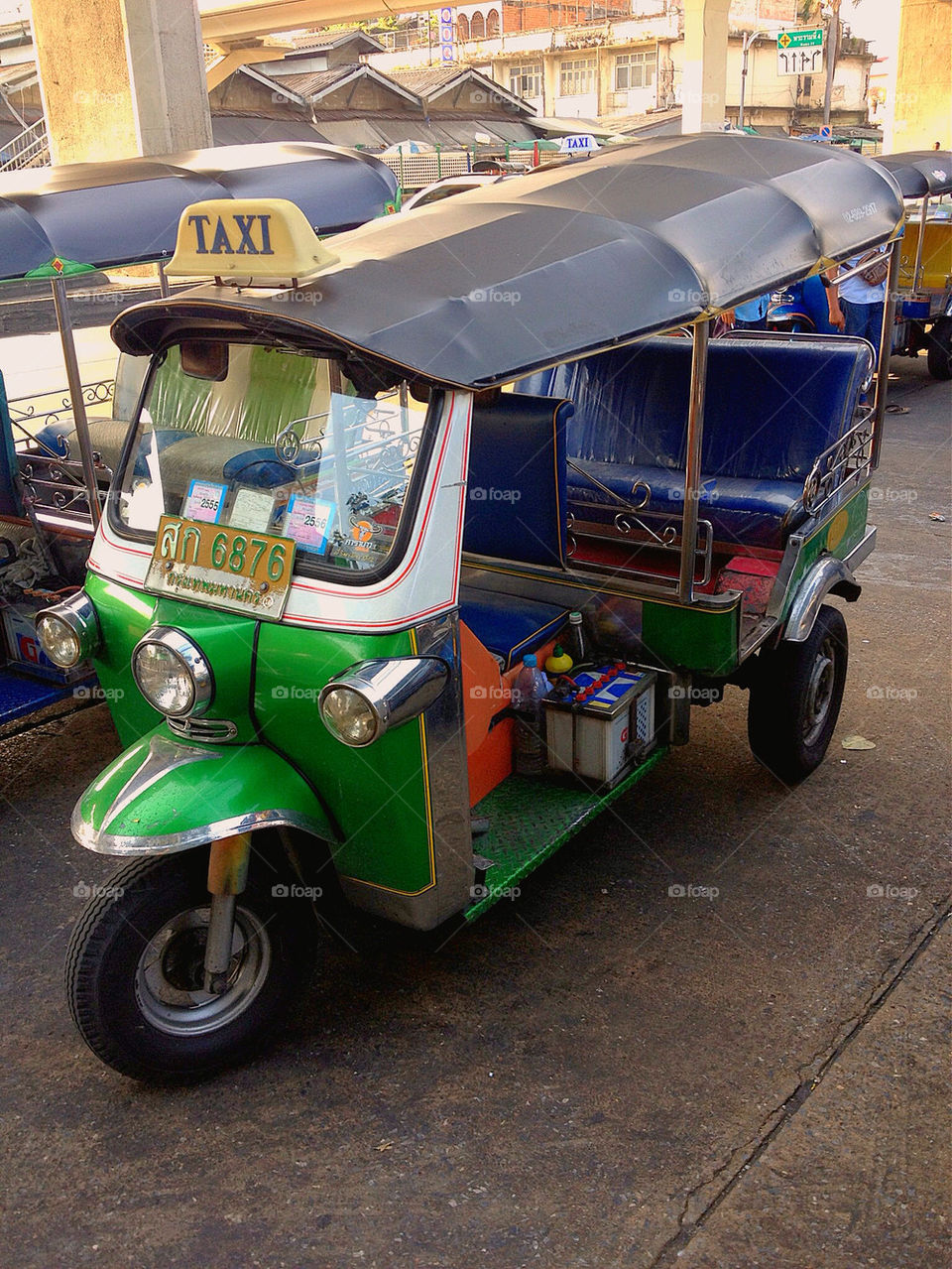 tuktuk at klongtoei market
