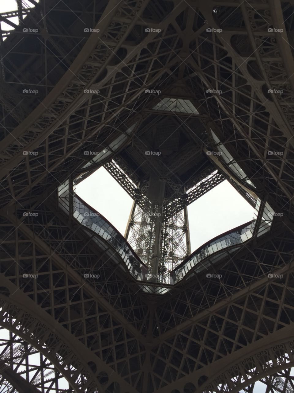 Hermosa vista de la torre Eiffel desde abajo en un día de verano
