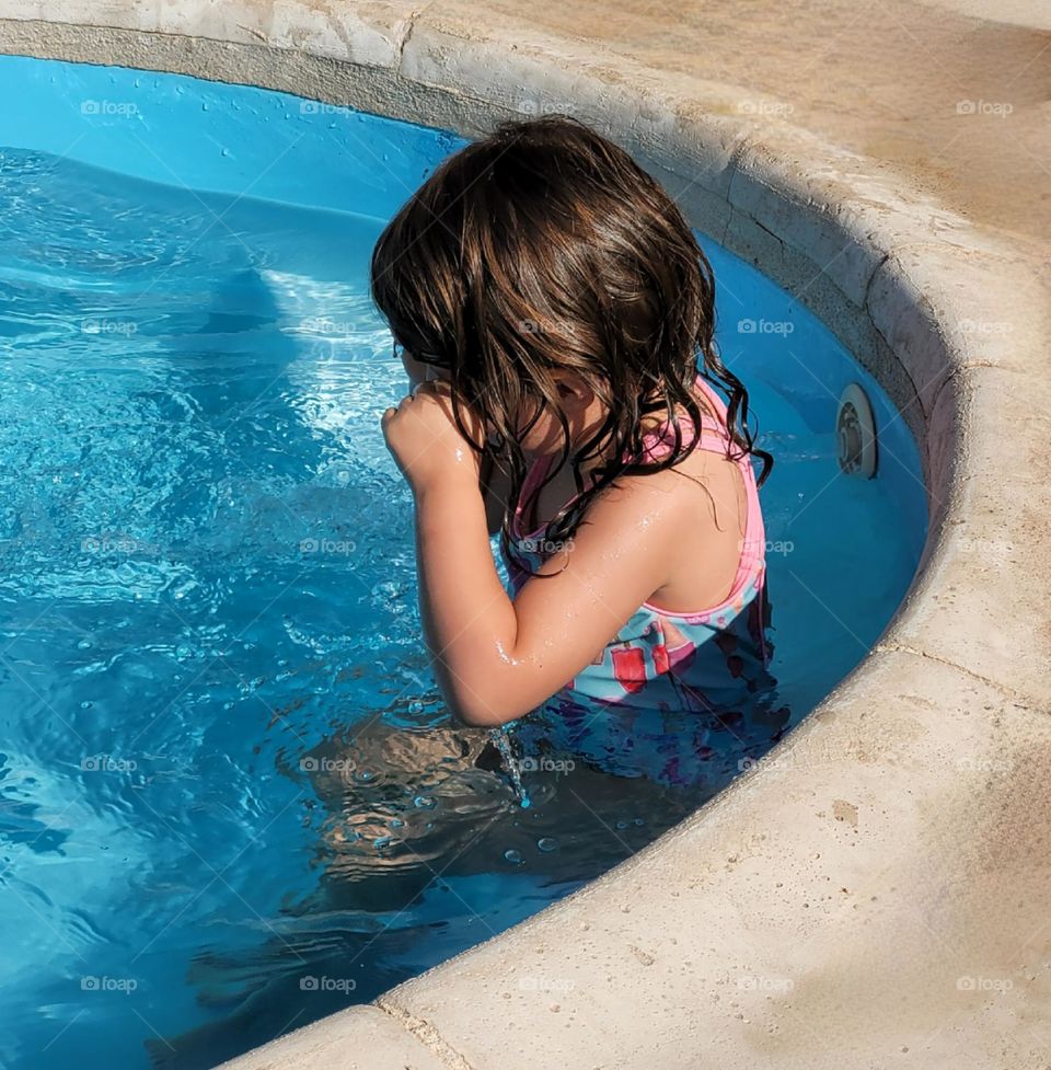 la niña llora en el agua