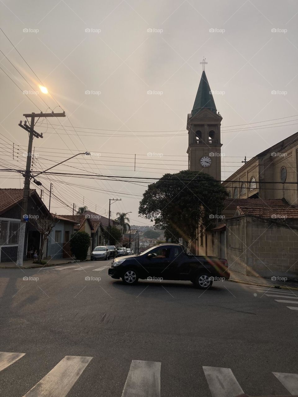 A tarde vai caindo, realçando as silhuetas com o restinho de sol.

Viva a natureza e a sua beleza.