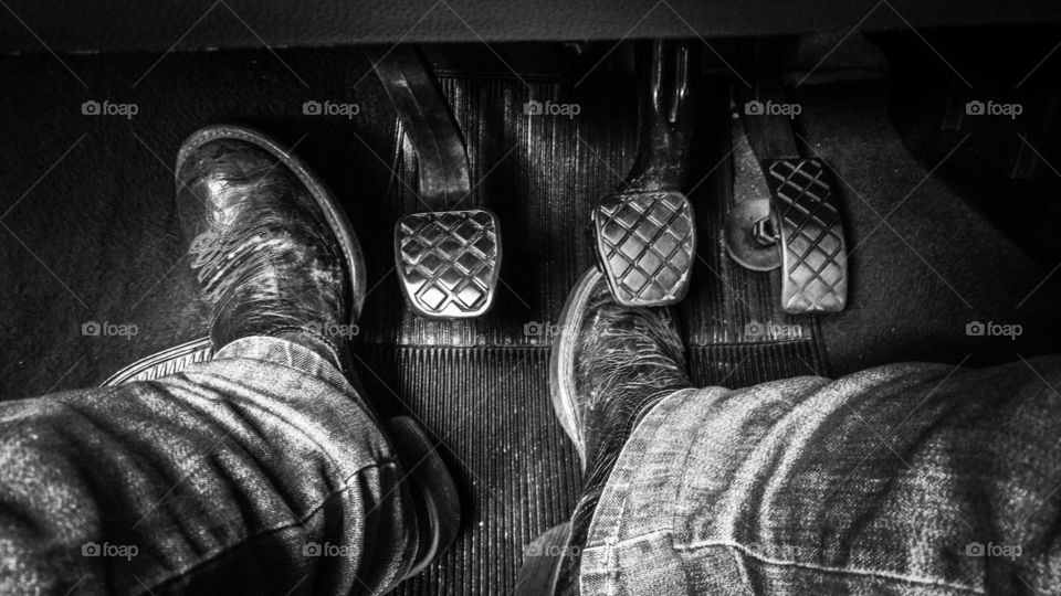 Embreagem, freio e acelerador.