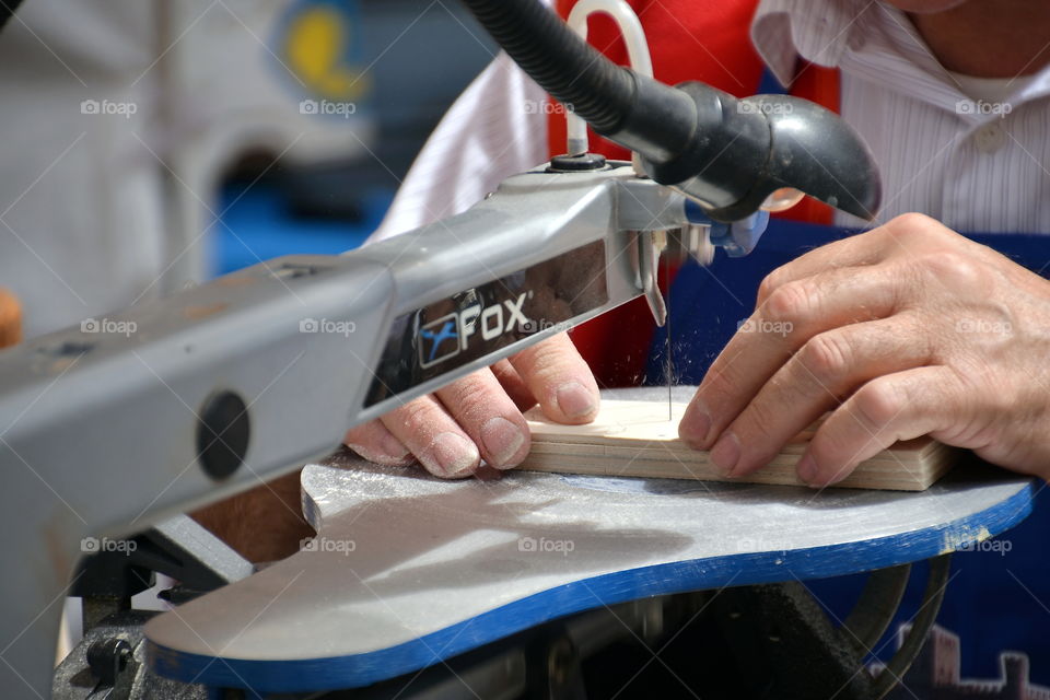 artigiano del legno al lavoro