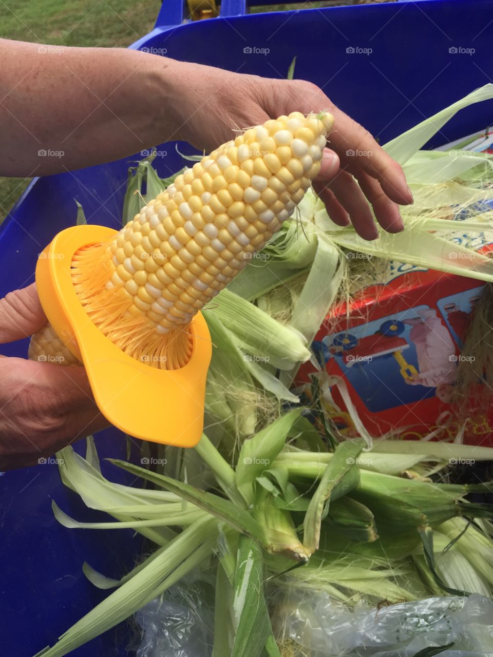 Cleaning corn on the cob