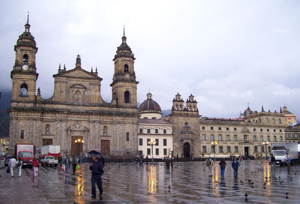 Bogota, Colombia, catedral primada, en su ambiente húmedo , muy común en esta capital.