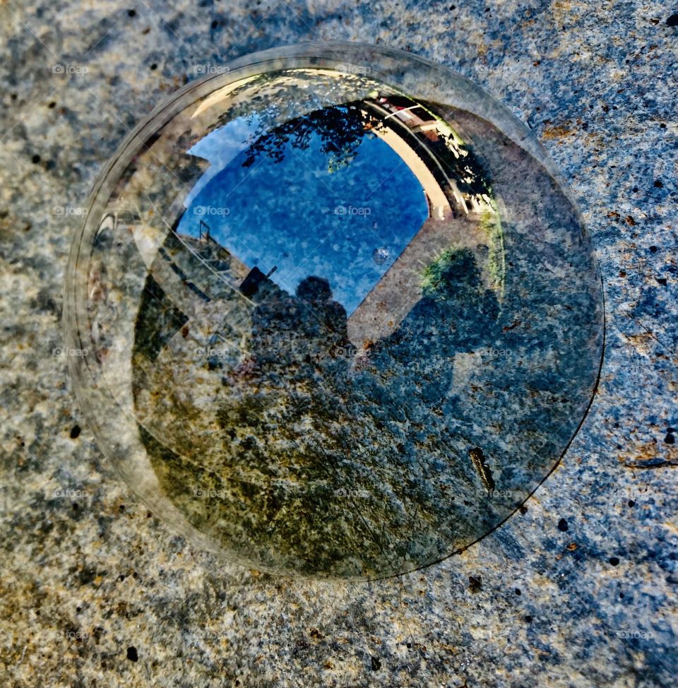 Want something very abstract?  Look at this little ball of soap that stopped on the floor, between the shadow and the sun - and on a rock! / Quer algo bem abstrato? Vejam essa bolinha de sabão que parou no chão, entre a sombra e o sol - e numa pedra!