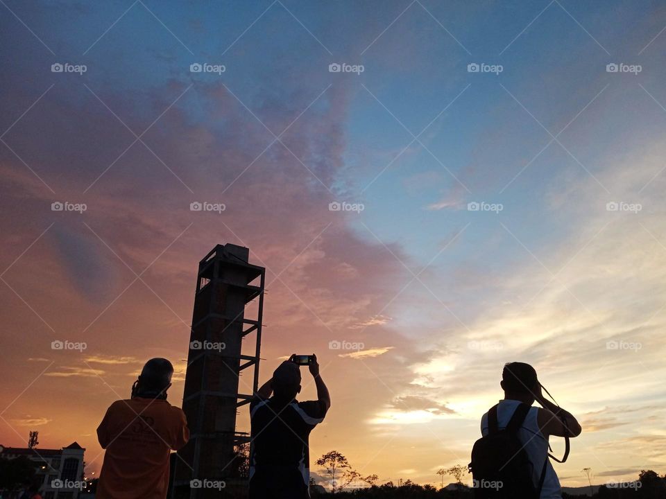 Used mobile phone records dusk