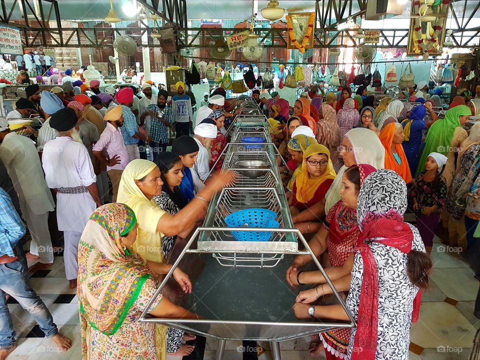 volunteers washing dishes at golden temple ,amritsar
