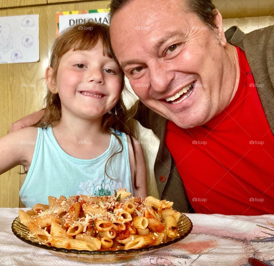 É preciso dizer:

“Mangia questa pasta che ti fá bene, mia bambina!”

Cada momento com essa menina é para ser vivido intensamente…

