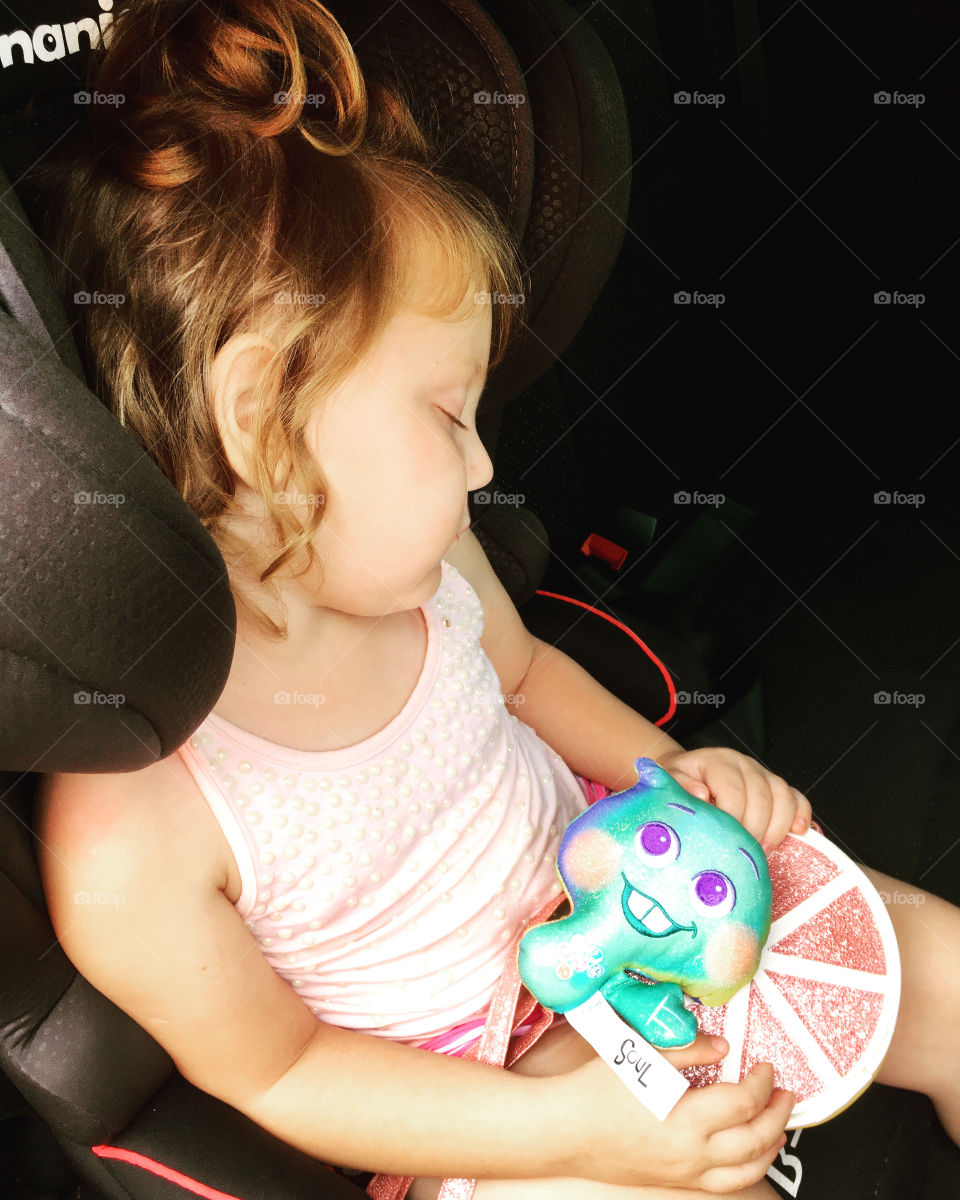 Quando o sono é mais forte do que a vontade de comer batata frita!
Bagunçou tanto, brincou sem parar, pediu para comer batatinha do McDonald’s e ao entrar no carro... zzz.
Bom soninho, filhota.
😴 
#sono #filha #doçura #carinho 