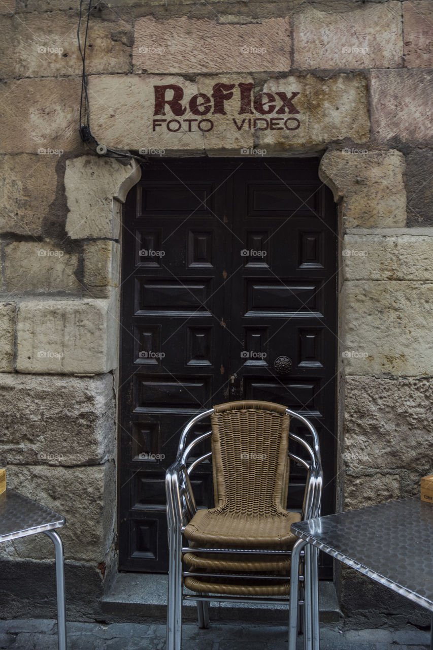 reflex foto video , una puerta del casco viejo de Salamanca, antigua entrada, ahora una terraza de bar.