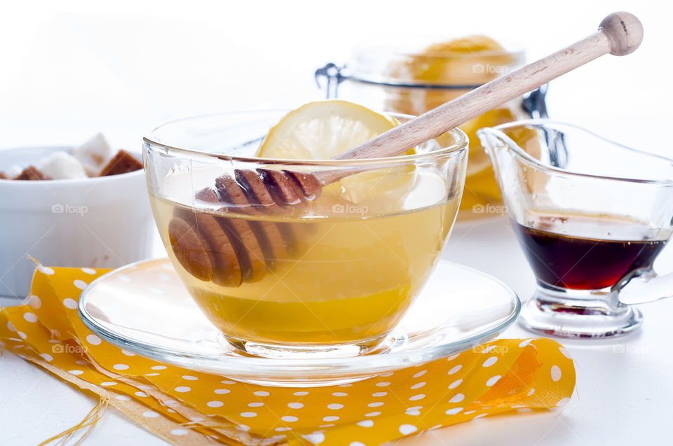 Honey dipper in lemon tea