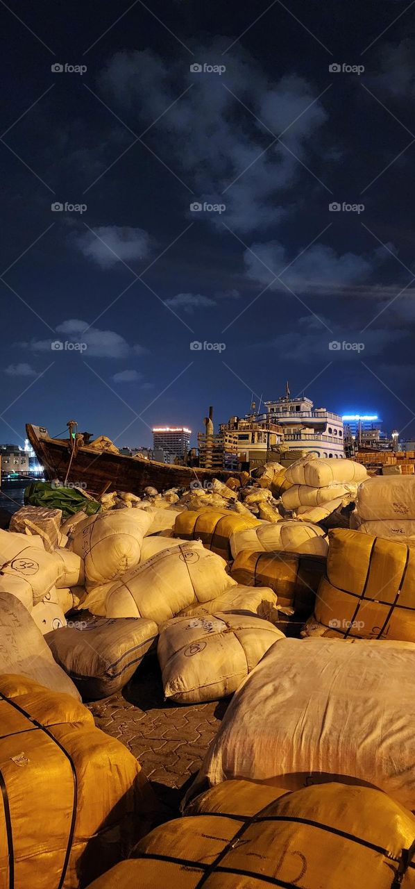 Launch boats are waiting to load the goods.
📍Dubai,Deira