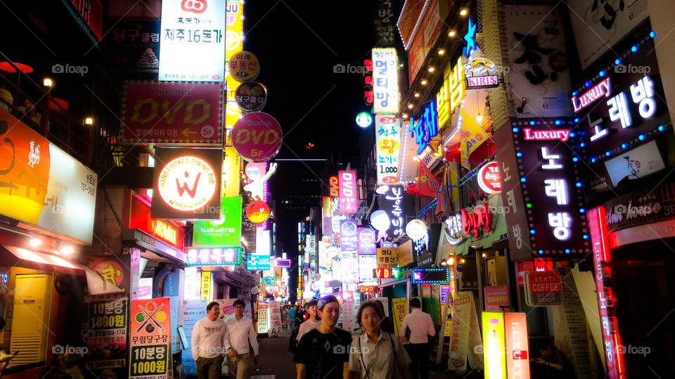 Night in Itaewon. Exploring shops in Seoul.