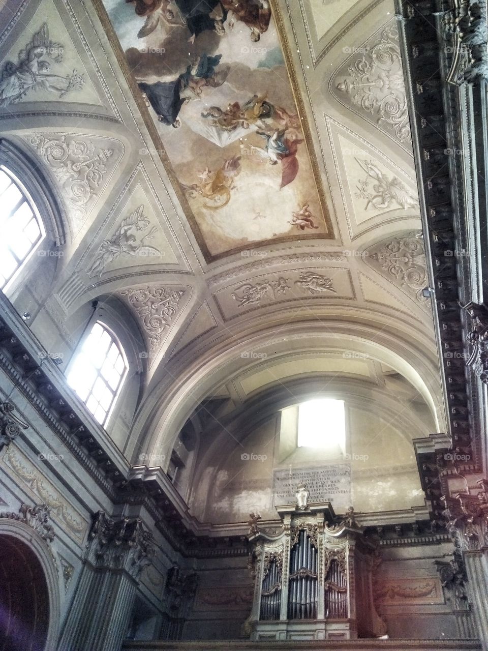 Peinture et moulures au plafond d'une église de Rome