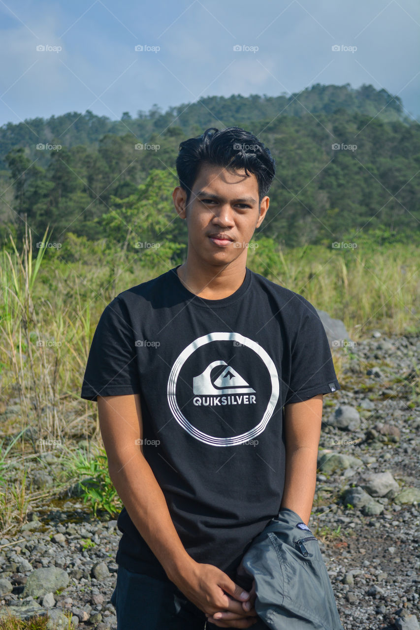Foto model dengan background Kaliadem di Merapi.