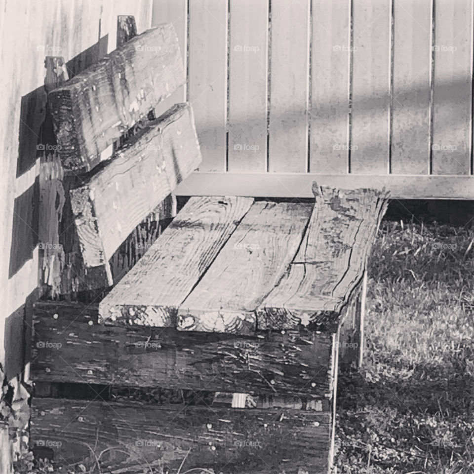 Black and white picture of a old bench 