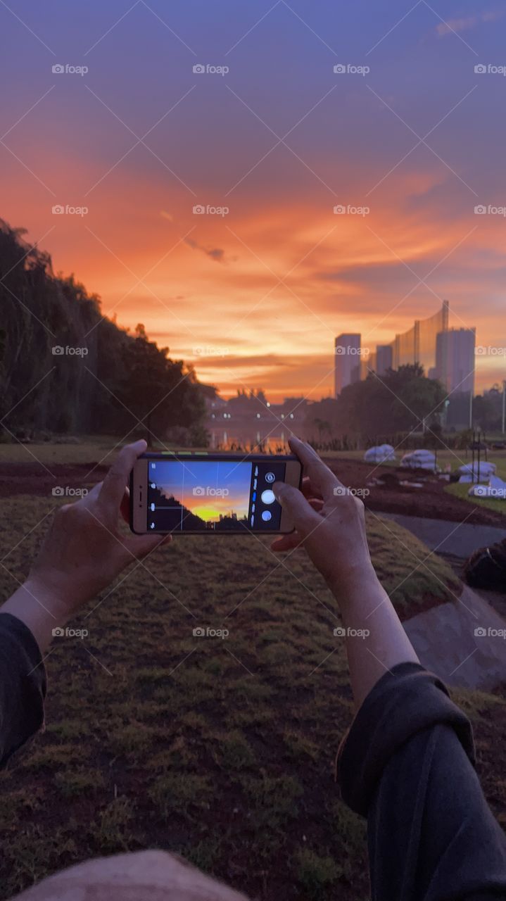 When the best golden  sunset shot with a smart phone and captures by others behind