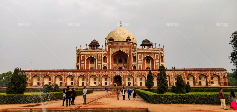 Humayus tomb located in capital city of India made by Mughal emperor