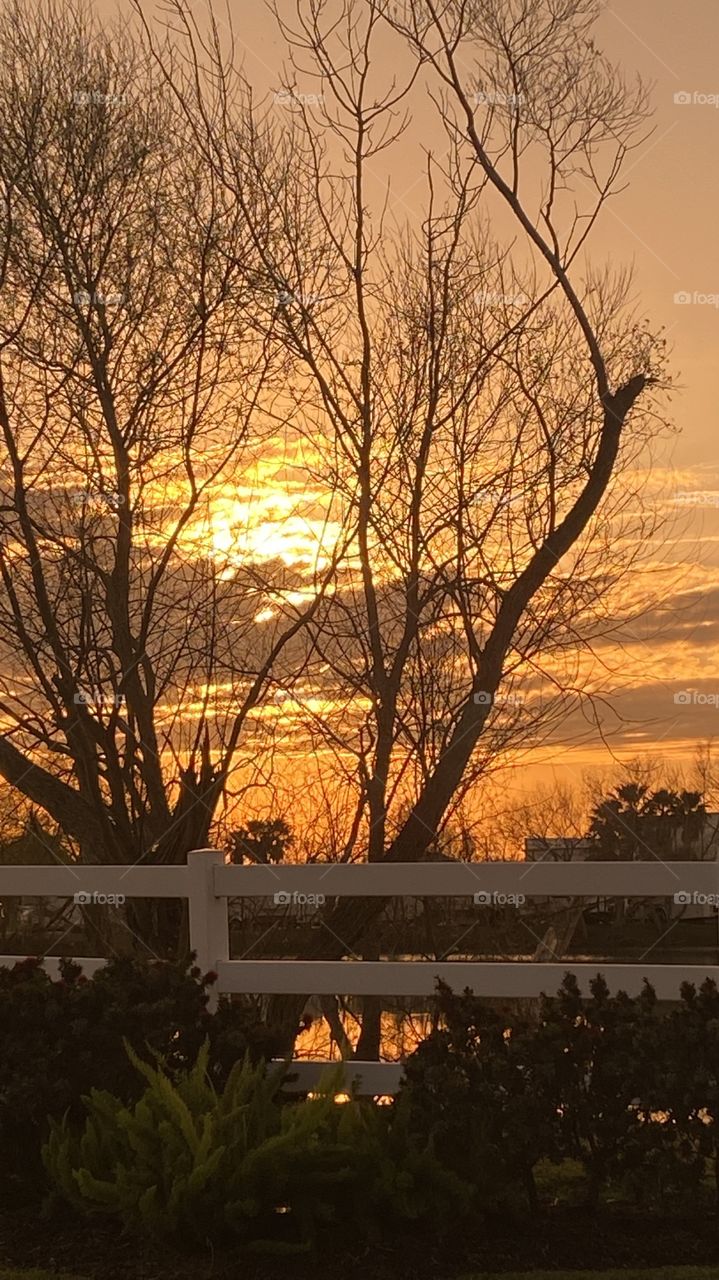 This was a good day. The sunset has picked up some good colors for this Day Early. 