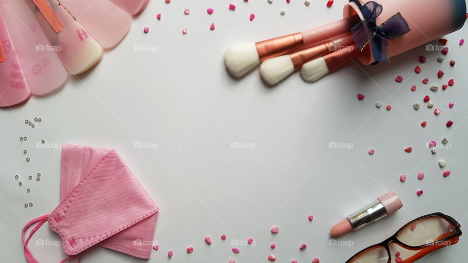 placing some stuffs in pink color all over the table, seem really cute and nice..