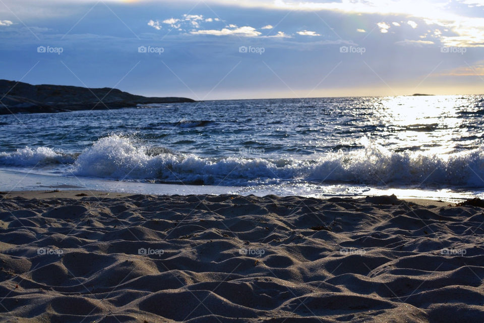 Kvällsvågor i solnedgången