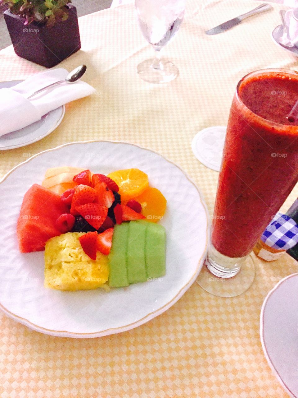 Fresh fruit and an Açai smoothie at the Four Seasons in Beverly Hills 