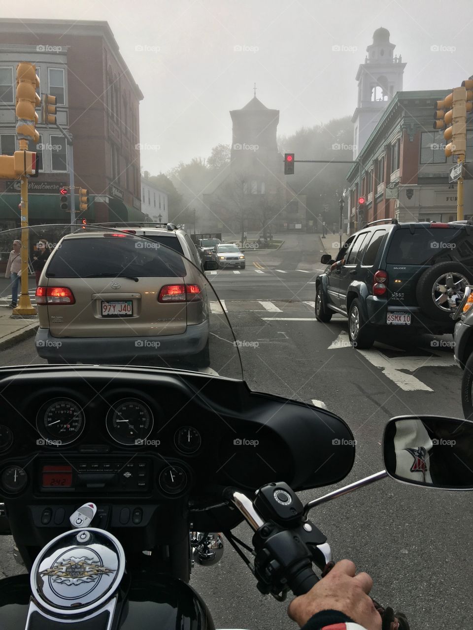 Saw work & returning home thru Plymouth MA🇺🇸, Church Square, a historic area seen through the mist ahead of the traffic lights🚦