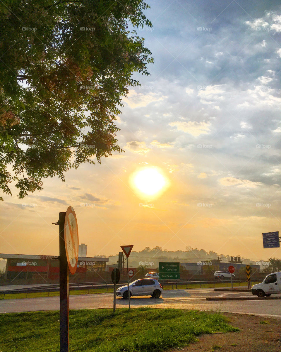 The very vibrant sun in the city of Jundiaí, inland Brazil.  Nature and inspiring scenery. / O sol muito vibrante na cidade de Jundiaí, interior do Brasil. A natureza e o cenário inspirador. 