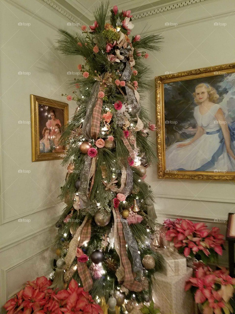 Christmas Tree withh ribbons