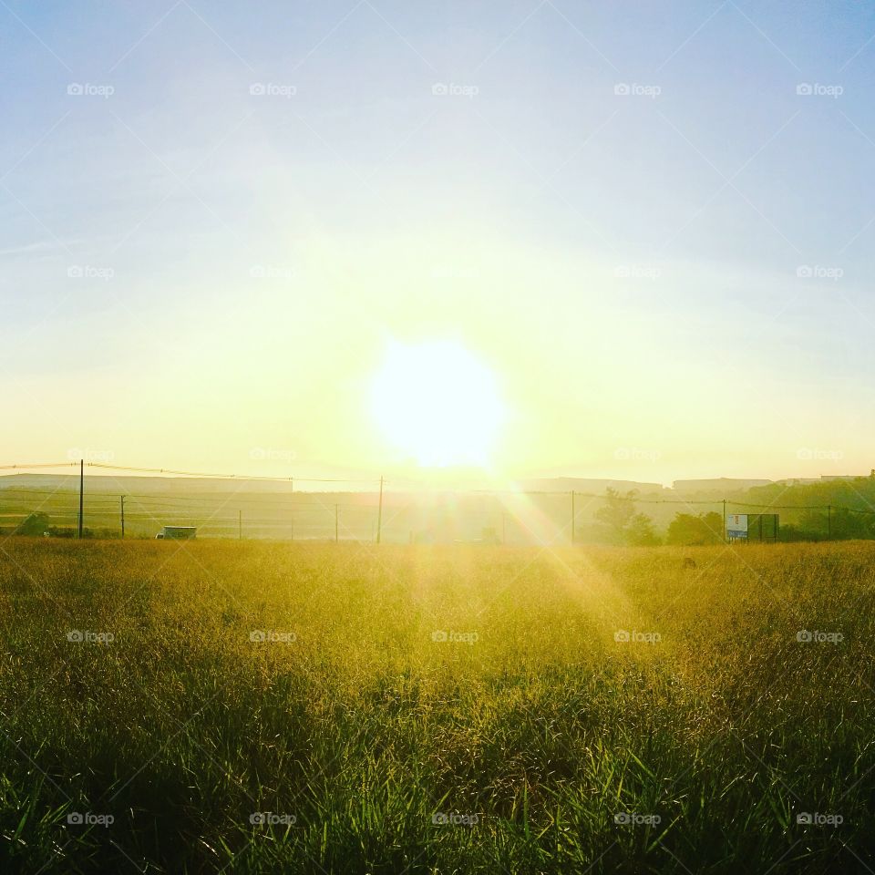 Um maravilhoso amanhecer com o sol mostrando sua beleza no interior do Brasil. Viva a natureza! 🇧🇷 /

A wonderful sunrise with the sun showing its beauty in the interior of Brazil. Cheer the nature! 🇺🇸