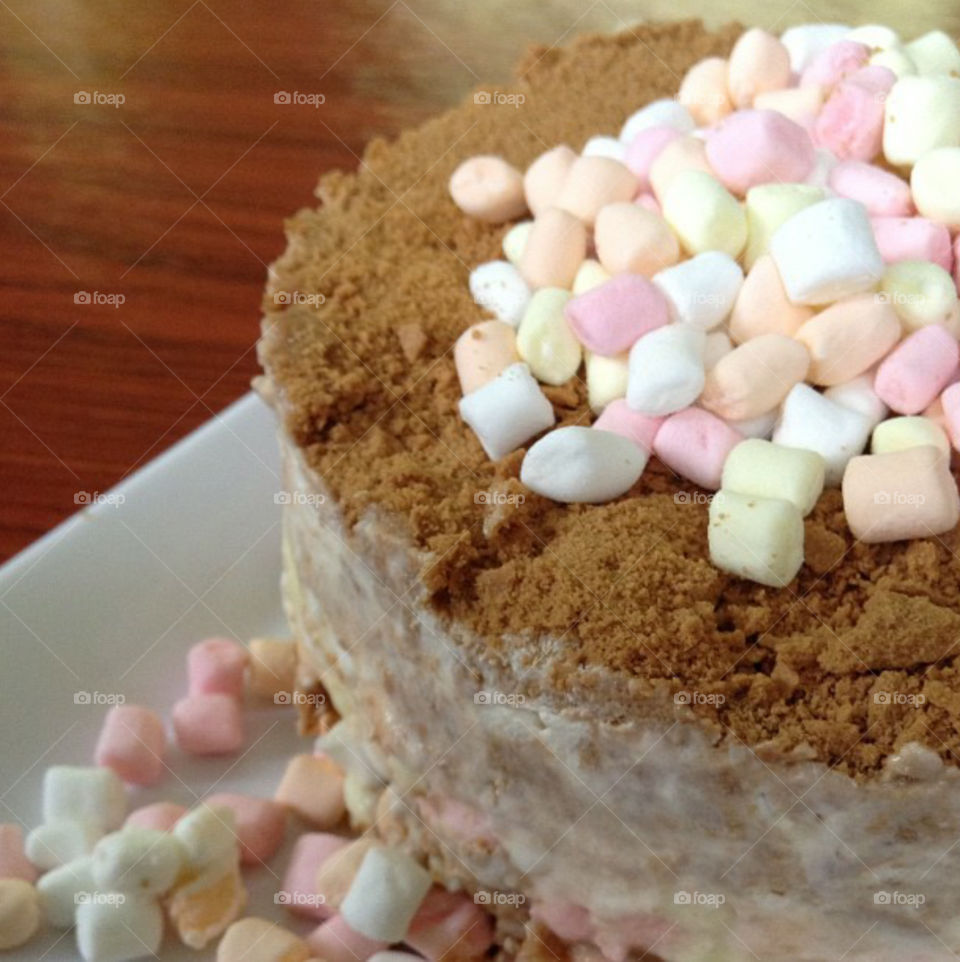 Graham cake with marshmallows