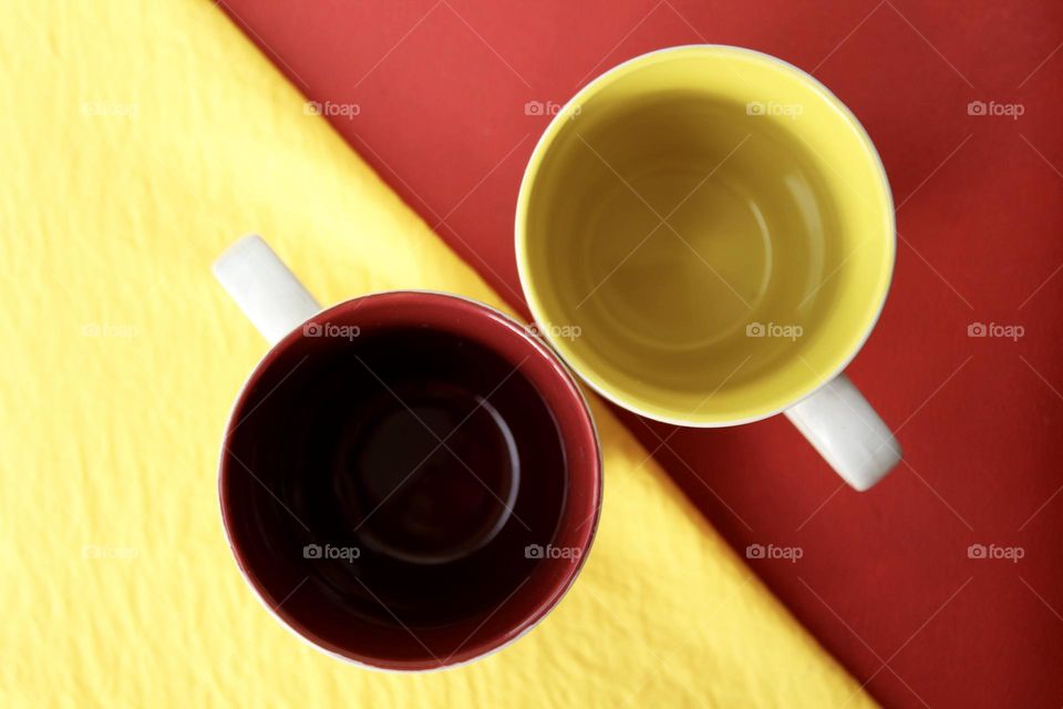 Red and yellow mugs