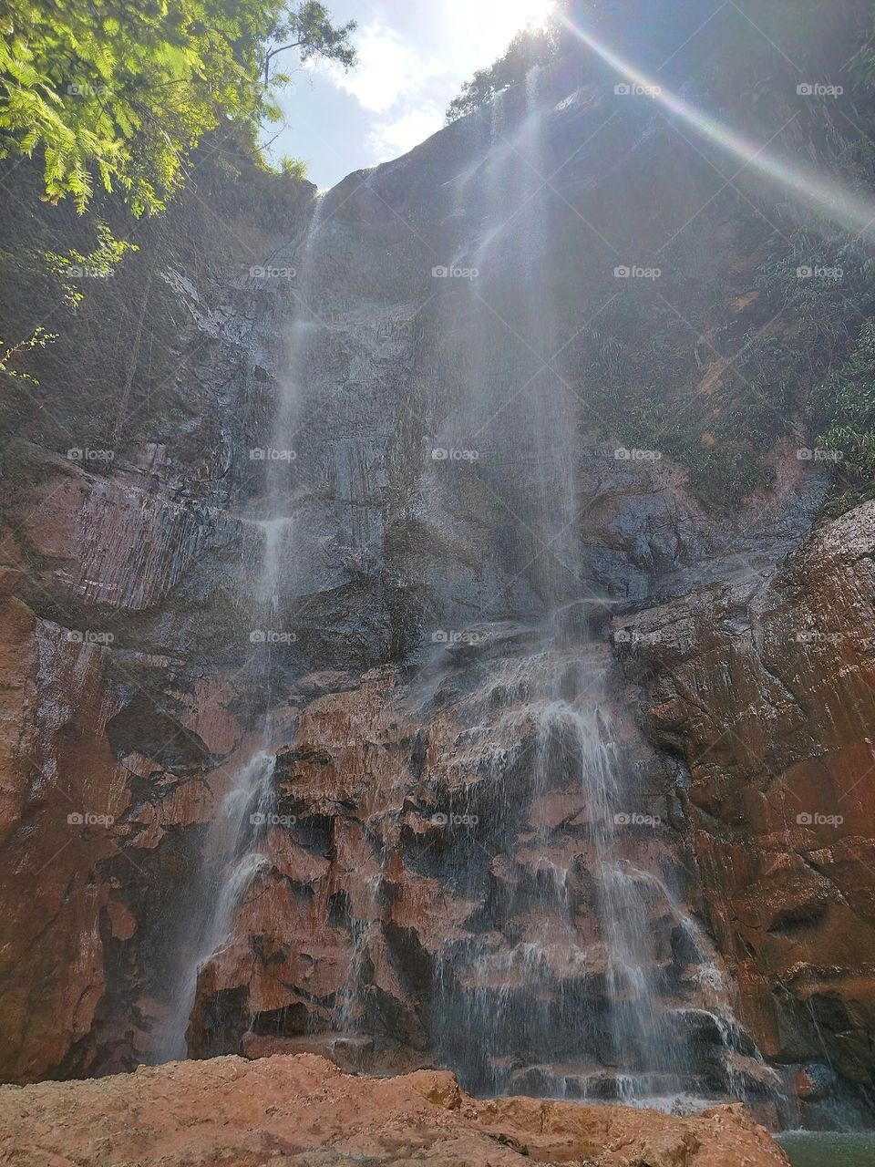 A waterfall on a sunny day is an excellent place to cool off and even venture along the trails to get to it, in addition to being recommended contact with the flowing waters of a waterfall as a therapeutic use.