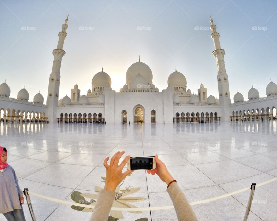 Making pictures of the Sheikh Zayed mosque