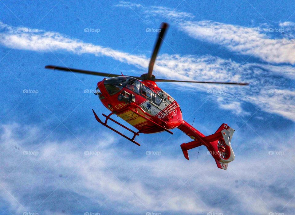 helicóptero céu azul