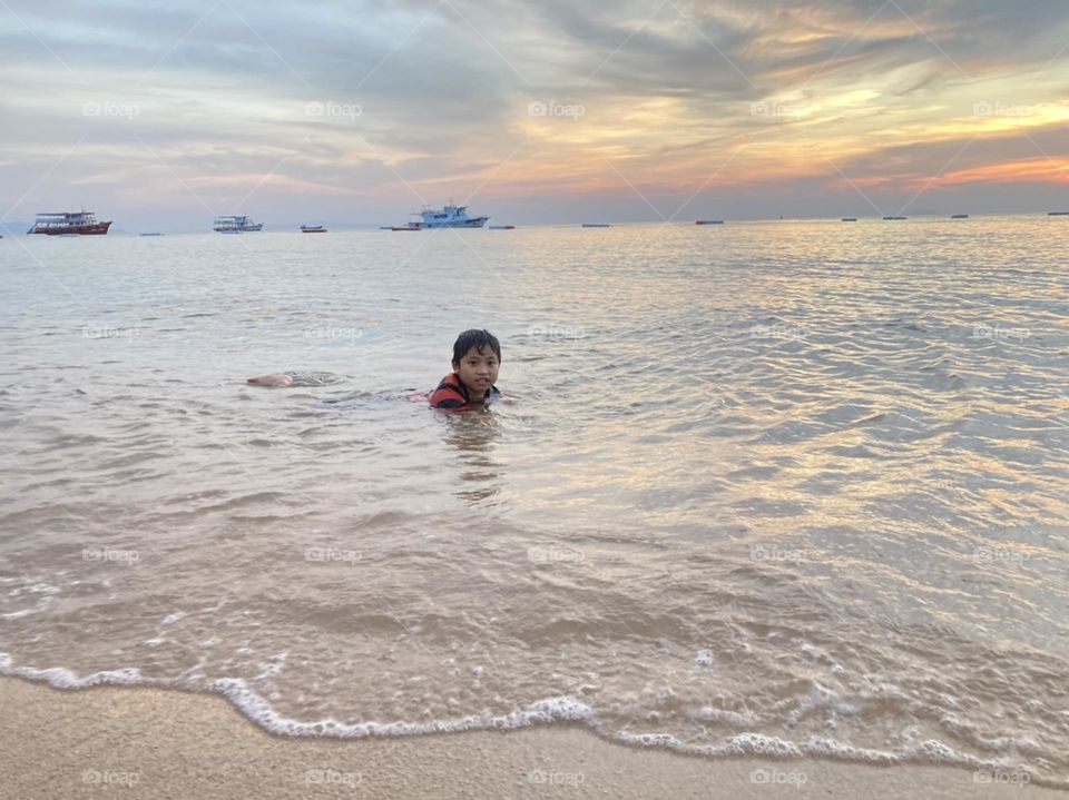 Such a  happy alone. 😊😊
A boy swiming alone. You might think he will be lonely but absolutely not. He is happy alone. I can tell.🥳🥳