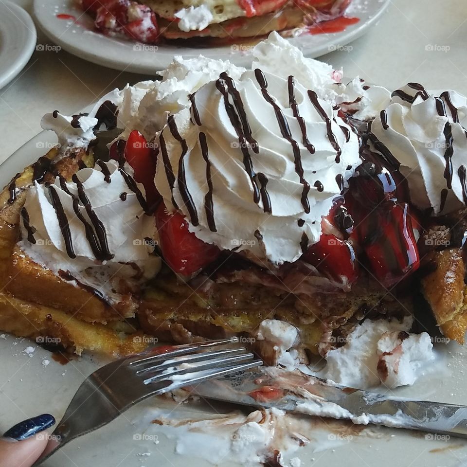 French toast with toppings